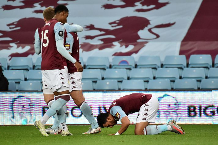 Trezeguet kyssir jörðina eftir afar dýrmætt mark gegn Arsenal. Þökk sé honum getur Aston Villa mögulega haldið sæti sínu í úrvalsdeildinni.