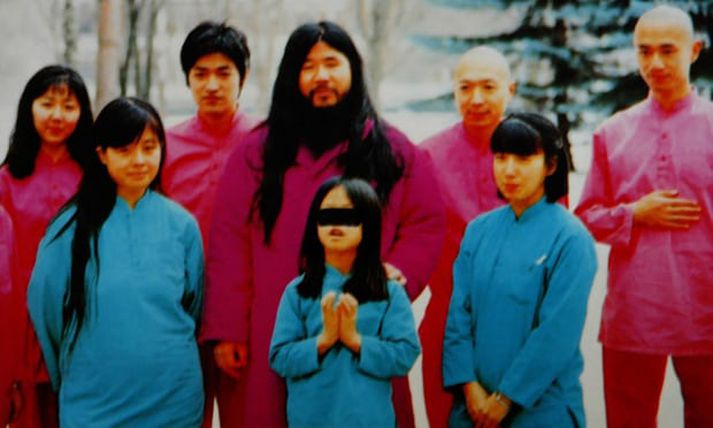 Shoko Asahara sést hér fyrir miðju ásamt börnum sínum og nokkrum meðlimum safnaðarins.