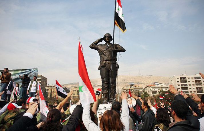 Sýna stuðning við Assad Meðan stjórnarandstæðingar eiga í átökum við liðsmenn Assads forseta koma stuðningsmenn hans saman í Damaskus.Fréttablaðið/AP