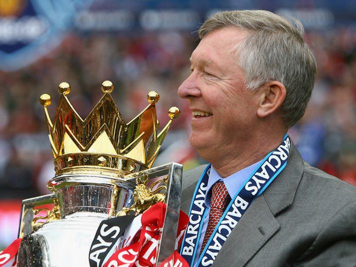 Sir Alex Ferguson, stjóri Manchester United, með meistarabikarinn vorið 2009.