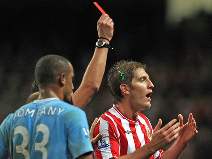 Michael Turner, miðvörður Sunderland, fær hér umrætt rautt spjald.