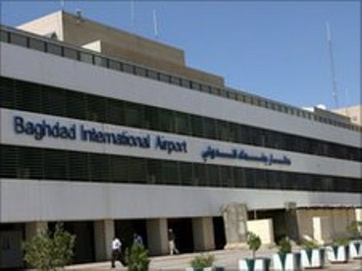 16 menn eru enn á flugvellinum í Baghdad.