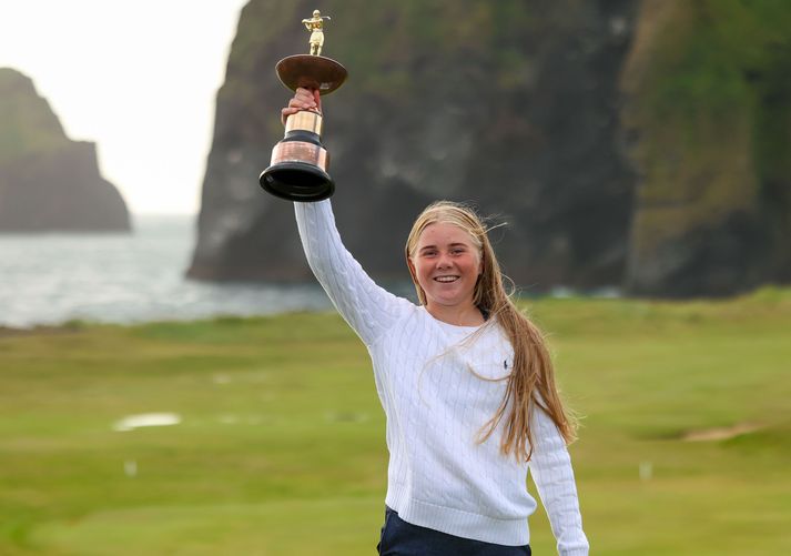 Perla Sól Sigurbrandsdóttir fagnar sigrinum á Íslandsmótinu í golfi um helgina.