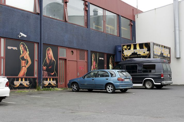 Ásgeir Þór og synir ehf. átti og rak húsnæði skemmtistaðarins Goldfinger við Smiðjuveg 2 í Kópavogi.