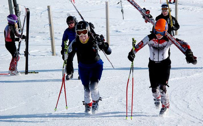 Aðstæður í Hlíðarfjalli voru eins og best verður á kosið í gær. Hér má sjá unga skíðaiðkendur í fjallinu, hæstánægða með lífið og tilveruna, enda bæði logn og sólskin auk þess sem brekkurnar voru alhvítar.
fréttablaðið/vilhelm