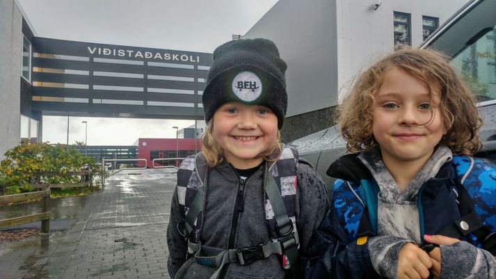 Börn í Víðistaðaskóla fengu afhent skólagögn fyrr í dag.