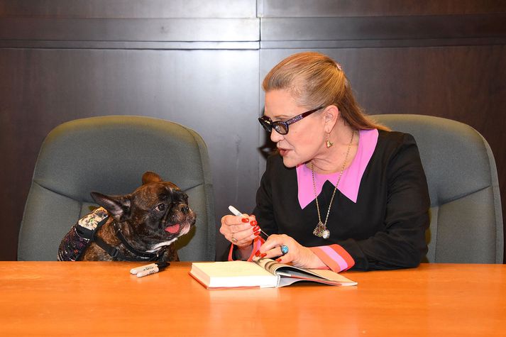 Carrie Fisher ásamt hundinum sínum, Gary Fisher, fyrr á árinu.