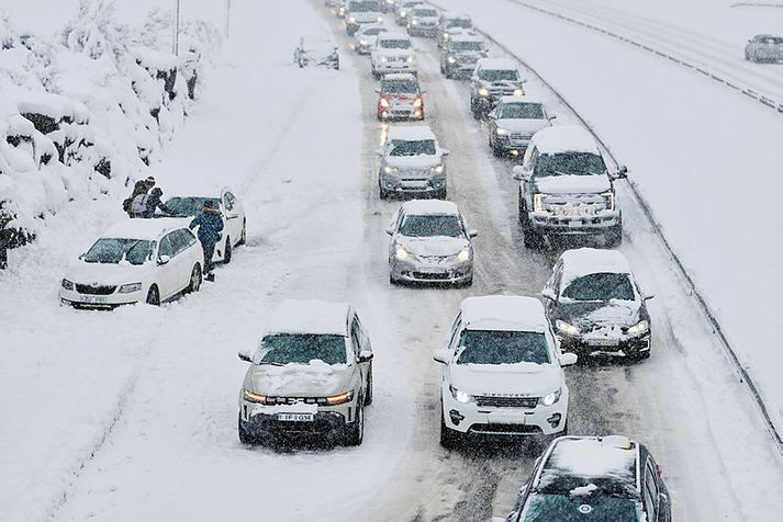 Snjó kyngdi niður á þriðjudaginn. Umferð var þung og tæki Vegagerðarinnar komust lítið að til að sinna snjómokstri.