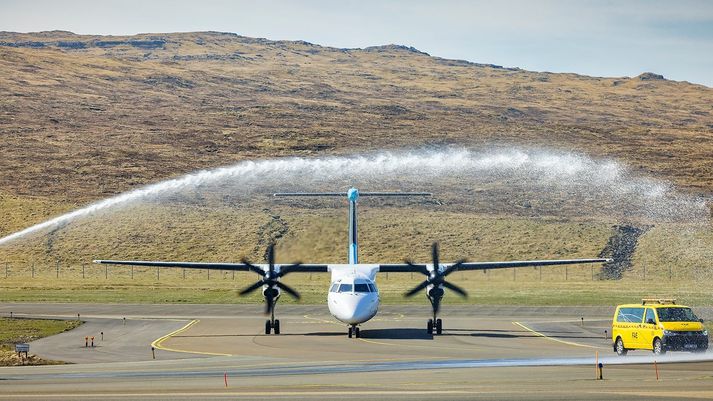 Slökkvilið Vogaflugvallar heiðraði flugvél Icelandair með vatnsboga. Flugvélin er af gerðinni Dash 8 Q400 og tekur 76 farþega.