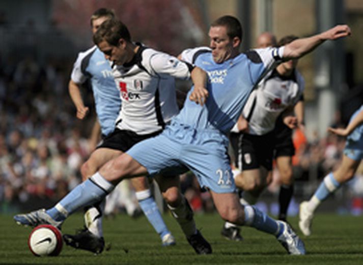 Richard Dunne, fyrirliði Man. City, hefur betur í baráttu við Heiðar Helguson hjá Fulham í leik liðanna í dag.