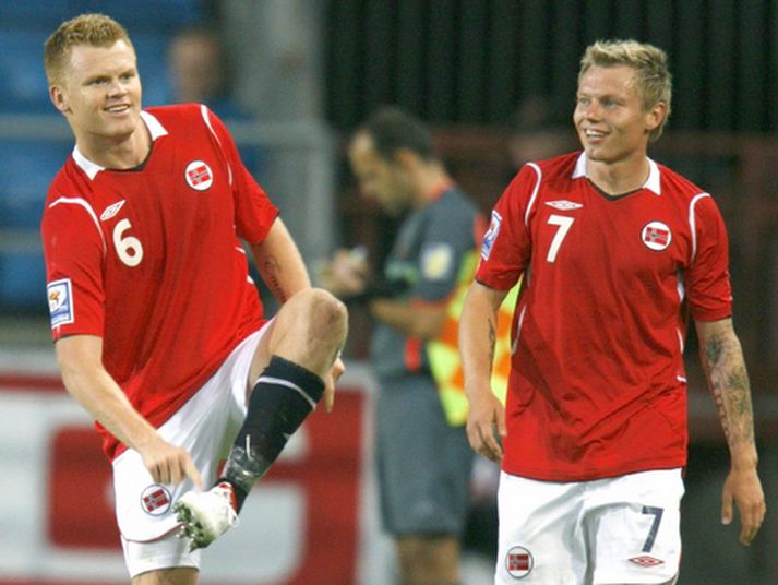 John Arne Riise fagnar marki sínu á móti Makedóníu í gær.