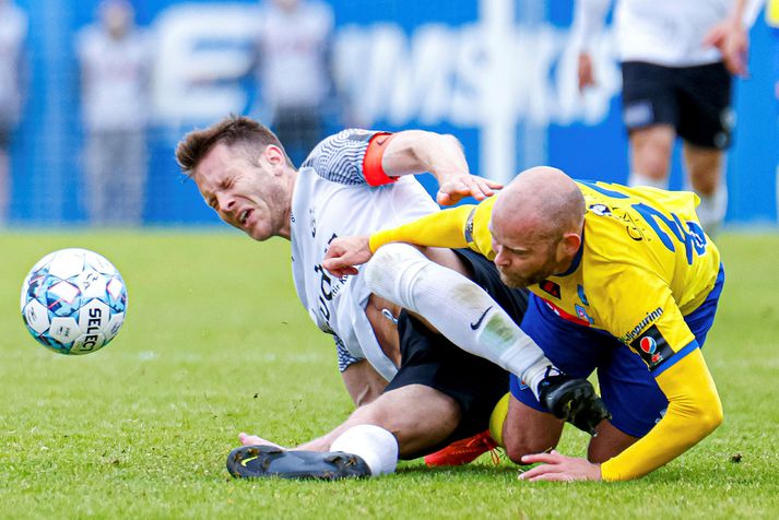 Matthías Vilhjálmsson og Steinþór Freyr Þorsteinsson í baráttunni í Kaplakrika.