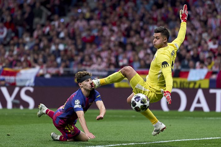 Takkar Juan Musso, markvarðar Atletico Madrid fóru beint í andlitið á Barcelona-leikmanninum Fermin Lopez en ekkert var dæmt.