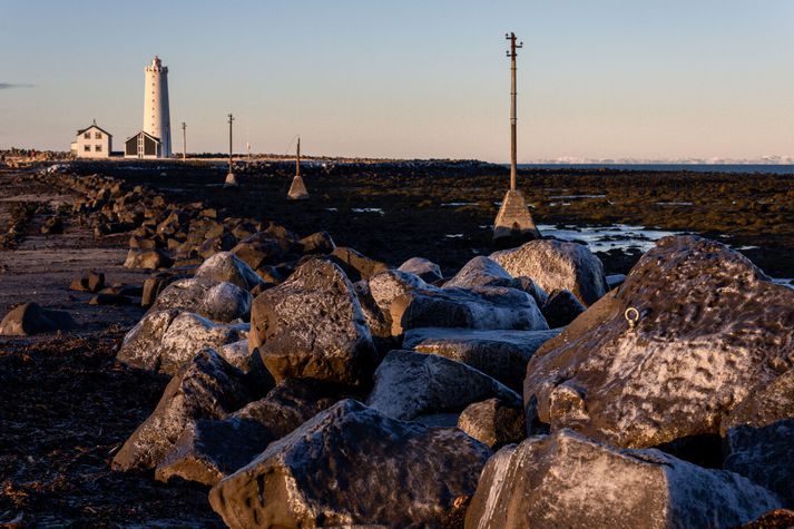 Frost verður á bilinu eitt til tólf stig og kaldast inn til landsins.