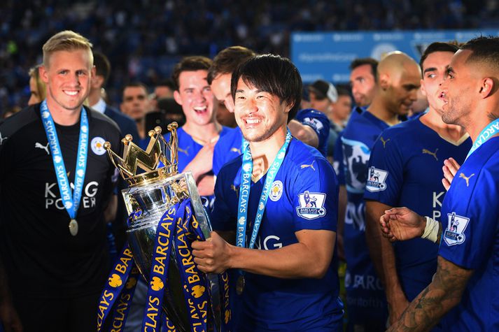 Shinji Okazaki með enska meistarabikarinn vorið 2016.