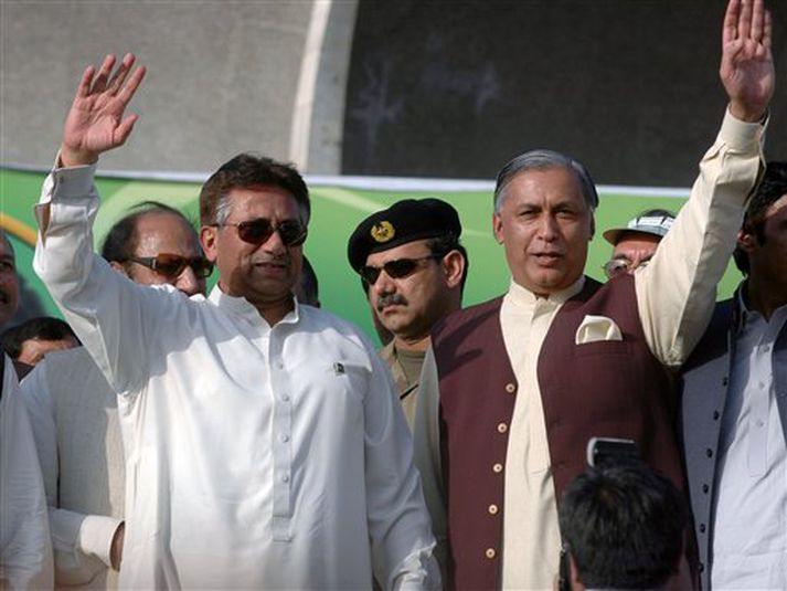 (f.v.) Pervez Musharraf, forseti Pakistan, og Shaukat Aziz, forsætisráðherra. Musharraf hefur skipað vígamönnum að yfirgefa landið ellegar hafi þeir verra af.