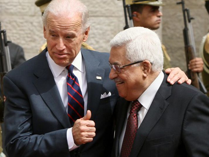 Biden með Abbas í gær. Mynd/AP