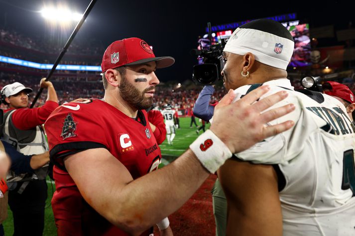 Baker Mayfield, leikstjórnandi Tampa Bay Buccaneers, þakkar Jalen Hurts, leikstjórnanda Philadelphia Eagles , fyrir leikinn.