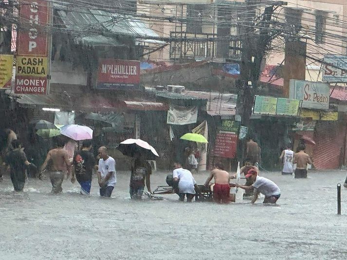 Úrhellisrigning fylgdi fellibylnum Gaemi í Manila, höfuðborgar Filippseyja, á miðvikudag. Aukin úrkomuákefð er á meðal þess sem reikna má með á hlýnandi jörðu.