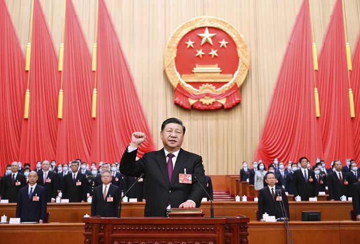 Xi Jinping sver embættiseið sinn að stjórnarskrá Kína í þriðja sinn og verður því að forseti í fimm ár til viðbótar að minnsta kosti