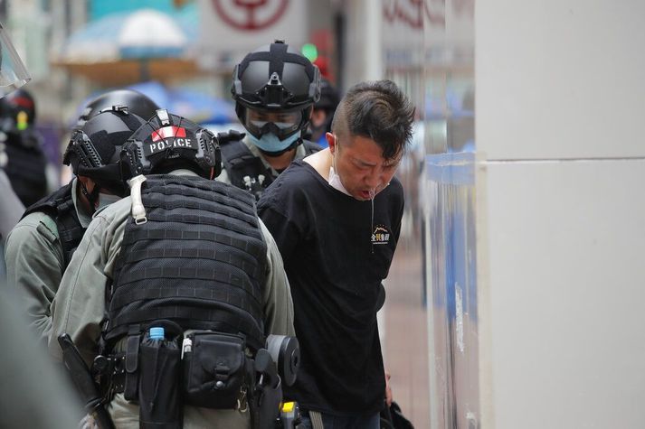 Frá mótmælum í Hong Kong í dag. Samkvæmt hinum umdeildu öryggislögum sem tóku gildi í dag er refsivert að grafa undan yfirráðum kínverskra stjórnvalda í sjálfsstjórnarhéraðinu.