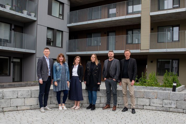 Vinstra megin frá Heimstaden á Íslandi; Gauti Reynisson, framkvæmdastjóri, Margrét Guðjónsdóttir, forstöðumaður fjármála og mannauðsstjóri og Lóa Bára Magnúsdóttir, markaðsstjóri. Hægra megin frá SOS á Íslandi, f.v. Rakel Lind Hauksdóttir, fjármála- og fjáröflunarstjóri, Hans Steinar Bjarnason, upplýsingafulltrúi og Ragnar Schram, framkvæmdastjóri.