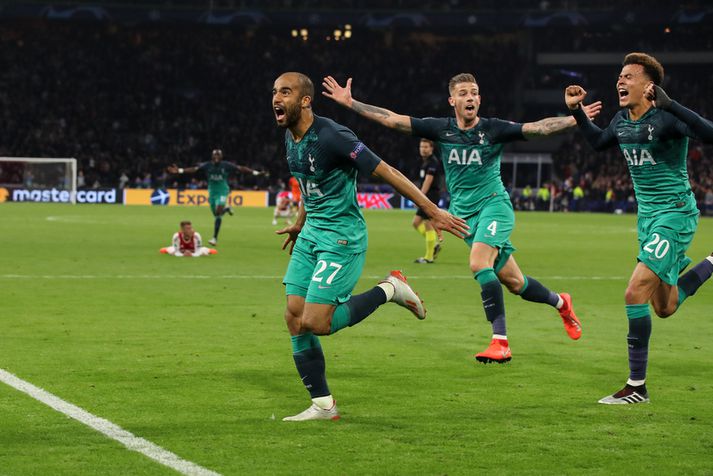 Lucas Moura fagnar sigri Tottenham í gærkvöldi.