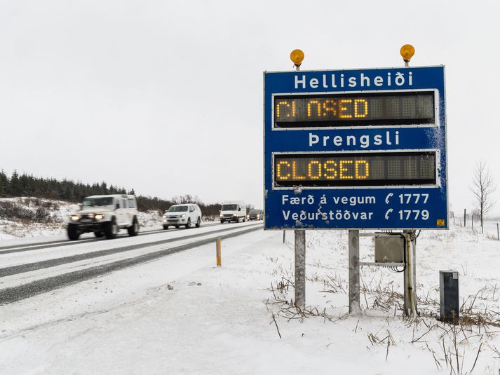 Vegir um Hellisheiði og Þrengsli eru meðal þeirra sem lokað hefur verið.