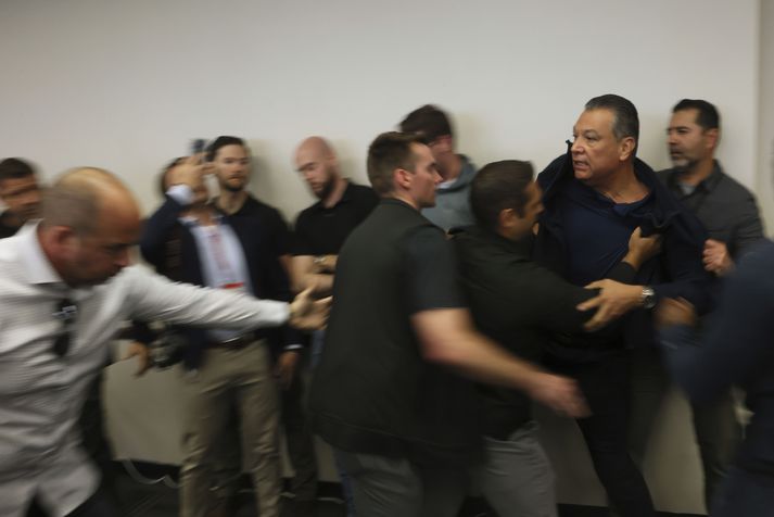 Padilla hugðist spyrja Noem út í áhlaup ICE á innflytjendur undanfarna daga. 