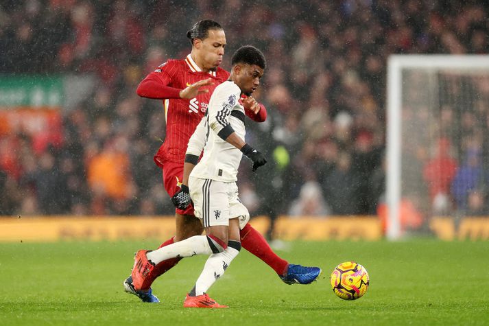 Virgil van Dijk og Amad Diallo í baráttunni á Anfield í byrjun árs, þegar Liverpool og Manchester United gerðu 2-2 jafntefli.