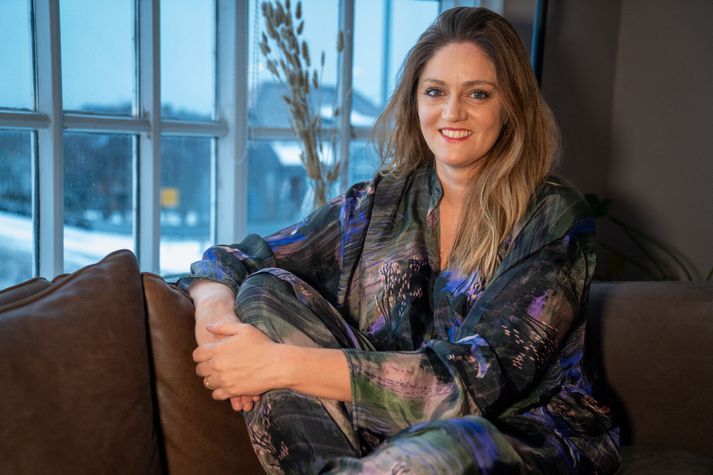 Sylvía Kristín Ólafsdóttir, forstjóri Nova, heyrir oft í vinkonu sinni í bílnum á leiðinni í vinnuna á morgnana. Áður nýtti hún ferðina í að mála sig á rauðu ljósi. Eitthvað sem hún segist vera orðin duglegri að gera núna heima áður en hún leggur af stað.