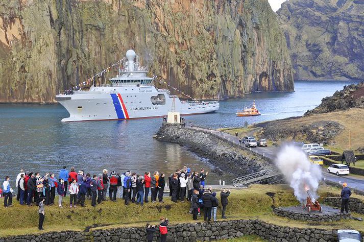 hleypt af í eyjum Þór, nýtt varðskip Íslendinga, kom í gær til Íslands frá Síle og lagði að bryggju í Vestmannaeyjum þar sem áhöfninni og hinu glæsilega fleyi var fagnað með fallsbyssuskoti. Í dag klukkan tvö er áætlað að Þór leggi að bryggju í Reykjavíkurhöfn þar sem almenningi gefst tækifæri til að stíga um borð um helgina.Mynd/Óskar P. Friðriksson