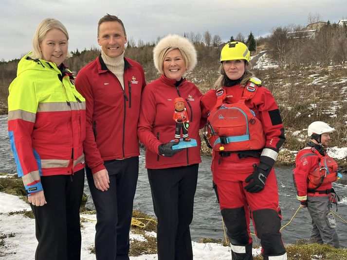 Halla Tómasdóttir forseti Íslands hlaut þann heiður að fá fyrsta Neyðarkall ársins. Hún kveðst bera ómælda virðingu fyrir björgunarsveitum landsins og efast raunar um að Ísland væri byggilegt án þeirra í ljósi hinna vályndu veðra og kraftmikilla náttúruafla.
