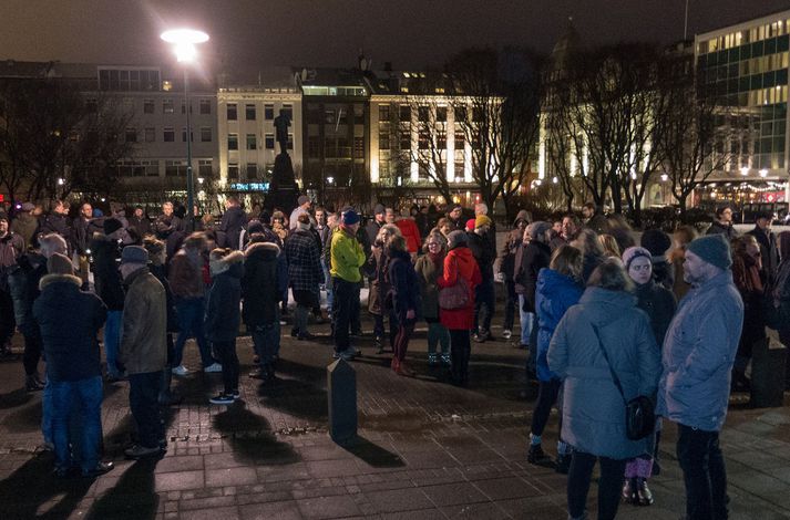 Boðað var til mótmælanna með tveggja klukkustunda fyrirvara og fóru þau friðsamlega fram.