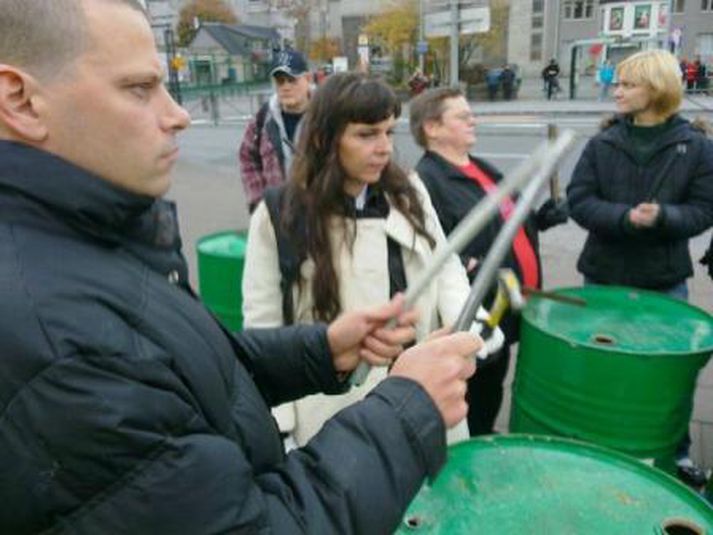 Birgitta ber tunnuna með klaufhamri.