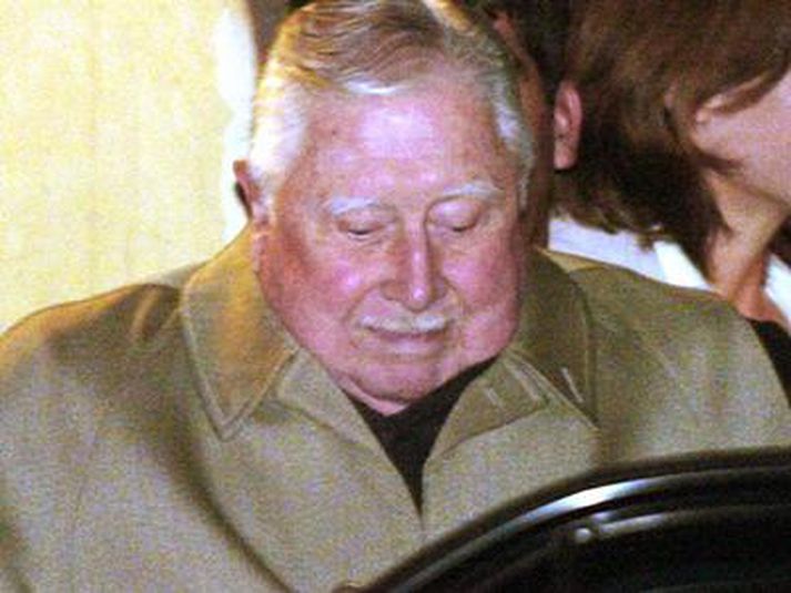 Augusto Pinochet yfirgefur veitingastað í Santiago í Chile árið 2004.