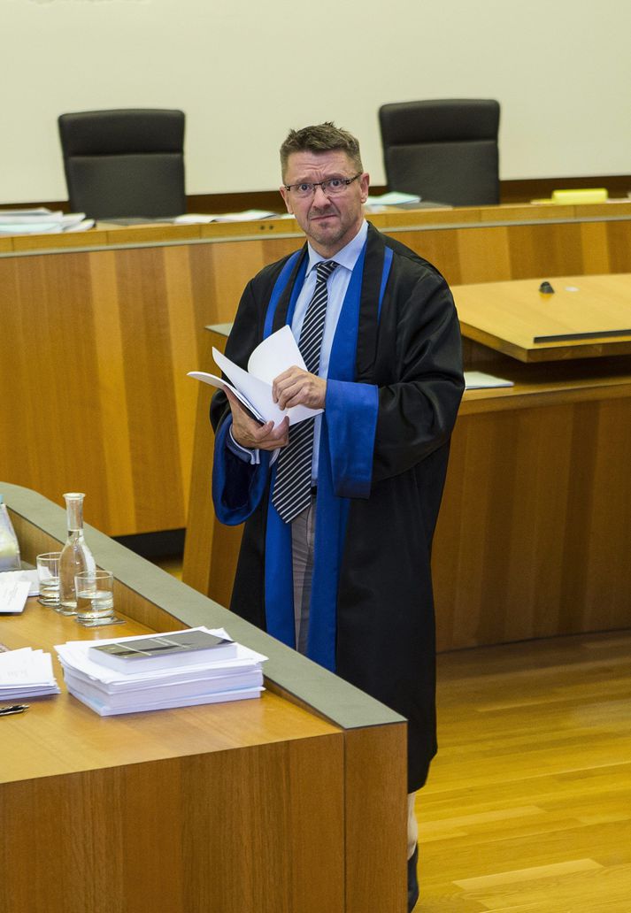 A var semsagt kvæntur B sem var gift C sem var kvæntur D,“ segir Sveinn Andri.