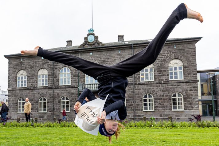 Dansarar frá listdanskólanum Plié mótmæltu gjaldþroti skólans fyrir utan Alþingi í morgun.