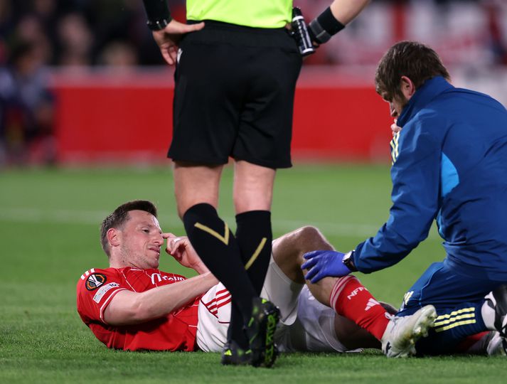 Sem betur fer var það hægra hnéð sem fékk höggið. 