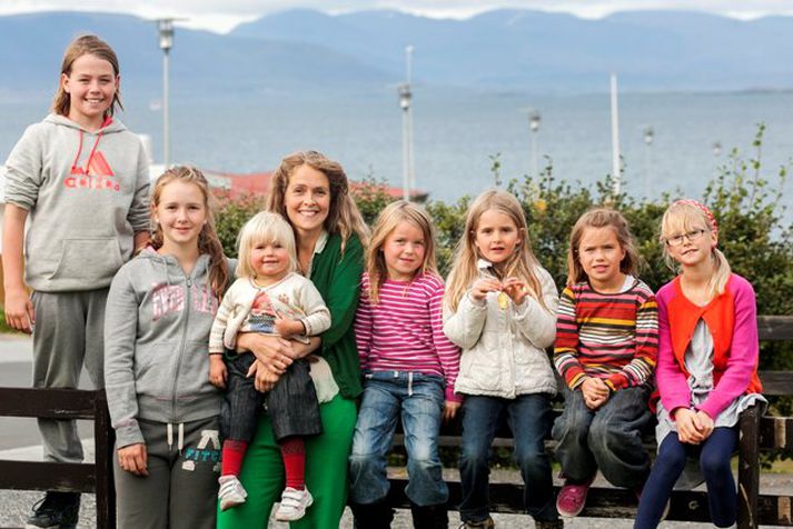 Egill Scheving tólf ára, Matthildur Óskarsdóttir, 13 ára í október, Eva María með Sigríði Scheving tveggja ára, Kolfinna Scheving fimm ára, Sigrún Óskarsdóttir sjö ára í október, Hrafnkatla Scheving átta ára í október og Júlía Óskarsdóttir níu ára. 