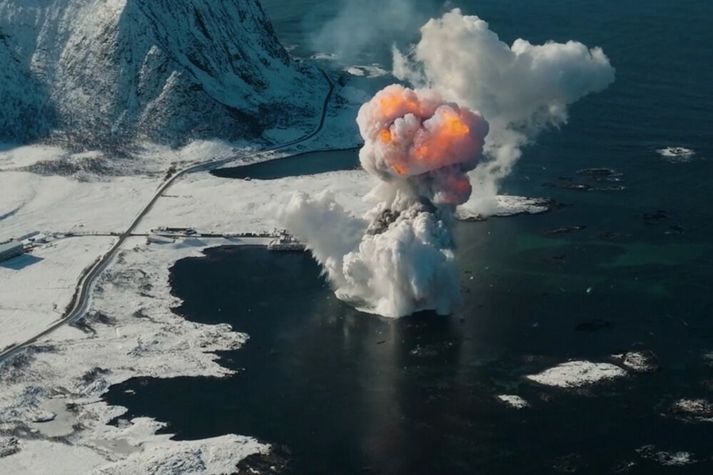 Geimflaugin hrapaði í sjóinn.