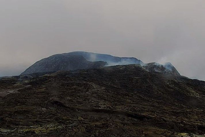 Bláleit móða steig upp úr gígnum klukkan 10.40 en ekkert sást til jarðelds, þegar þetta skjáskot var tekið.