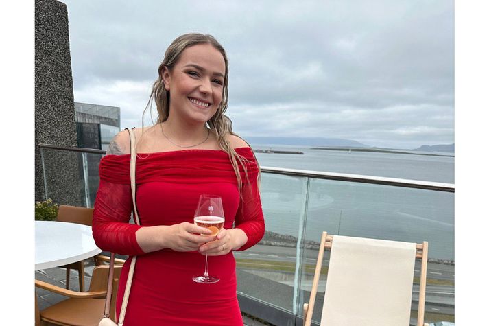 Jóhanna Húnfjörð einn eigenda Kampavínsfjelagsins þekkir kampavíns- og búbblumenninguna út og inn. Hún segir innihald flöskunnar ekki endilega það sem skapi stemningu.
