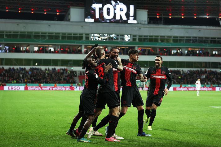 Jonathan Tah fagnar sigurmarkinu með liðsfélögum sínum.