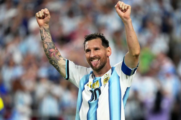 Lionel Messi skoraði þrjú mörk í fyrsta leik argentínska landsliðsins á HM og jafnaði með því markamet heimsmeistaramótsins.