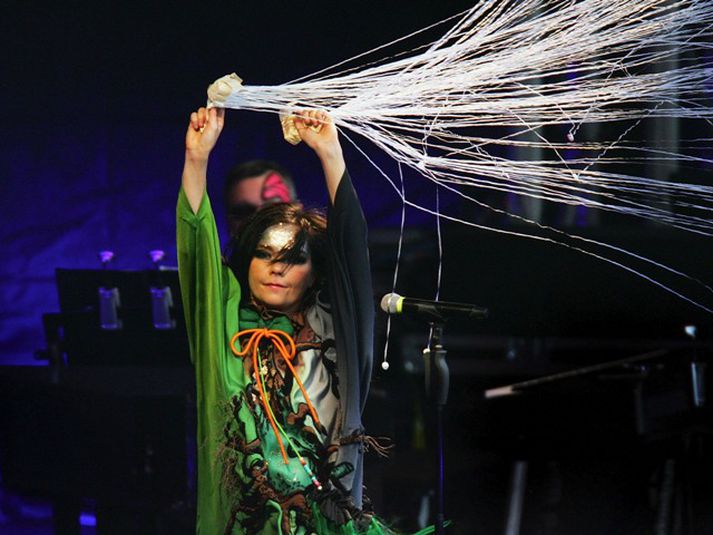 Björk á tónleikum Nýja Sjálandi skömmu eftrir ljósmyndaraatvikið fræga.