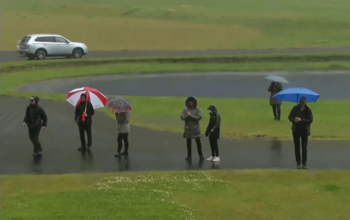 Það var heldur fámennt í rigningunni við óformlega setningu Þjóðhátíðar í Vestmannaeyjum í dag.