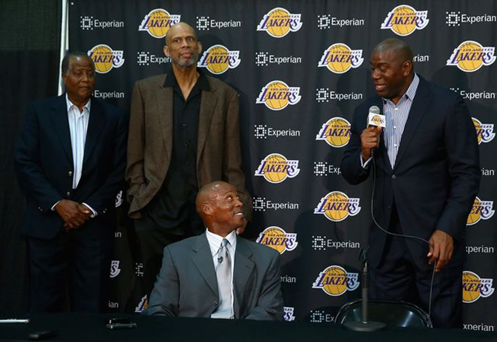 Scott, ásamt Jamaal Wilkes, Kareem Abdul-Jabbar og Magic Johnson á blaðamannafundinum í gær.