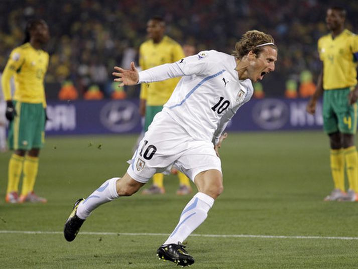 Diego Forlan fagnar fyrra marki sínu í kvöld.