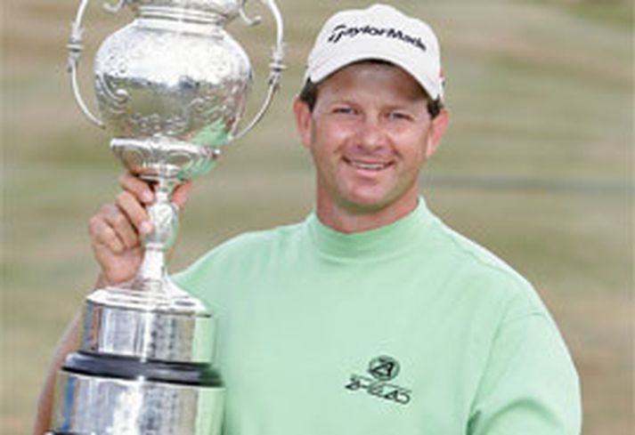 Retief Goosen heldur hér á sigurlaunum sínum